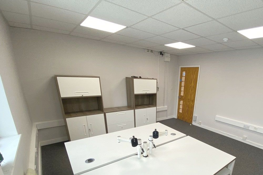 Bicester Suit for rent with office desks